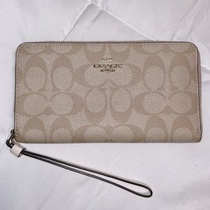 large coach wallet 🤍